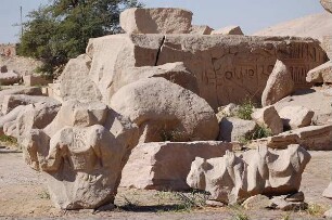 Luxor - Trümmer im Tempel : Ramesseum-Tempel des Pharao Ramses II. in Theben-West bei Luxor, aufgenommen 2006