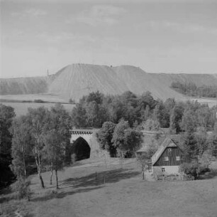 Freiberg-Halsbach. Straßenbrücke (Alte Dresdner Straße) über die Freiberger Mulde und Halde des Bergbau- und Hüttenkombinates "Albert Funk"