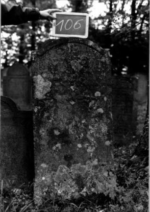 Grabstein 106 [Nir S. 88 Nr. 9.10]