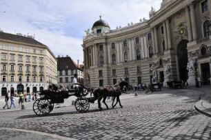 Hofburg in Wien : Auf dem Platz vor der Wiener Hofburg fährt ein Fiaker, 2008