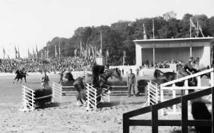 Reitturnier auf der Reichsnährstandausstellung 1939 : Ein Reitturnier auf dem Großen Ring im Rahmen der 5. Reichsnährstand-Ausstellung 1939 in Leipzig.