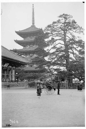 Nara. Junges Mädchen mit Kleinkind auf dem Rücken und Tourist in einer Rikscha. Blick zur Pagode Gojūnotō