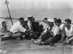 Matrosen um einen Plattenspieler : Matrosen sitzen an Deck um einen Plattenspieler der Deutschen Grammophon AG