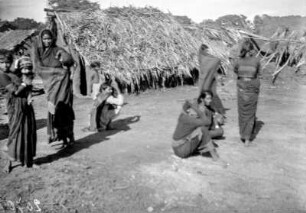 Dorfstraße mit Frauen (Deutsche Indien-Expedition 1926/1929 - 5. Südindien)
