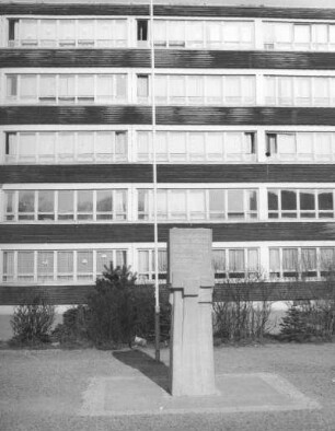 Annaberg-Buchholz. Neubaugebiet "Hermann Matern". Schule (1979-1982; D. Gummel). Teilansicht der Fassade mit Gedenkstein für Hermann Matern