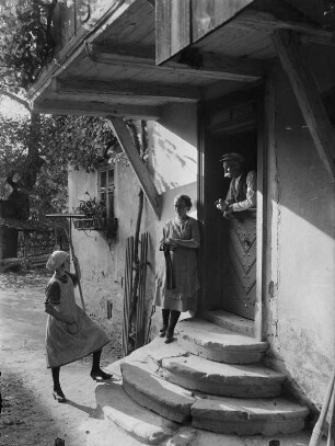 Unterhaltung am Eingang zu einem Bauernhaus