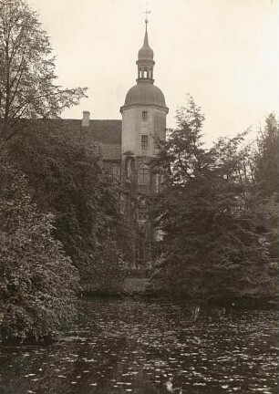 Oberlausitz. Schloss Baruth. Turm über dem Teich (von Osten)