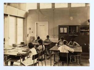 Klassenzimmer : Dresden. Entwurf für ein Schulgebäude (Musterschulhaus). Klassenzimmer, Ansicht mit Schülergruppe