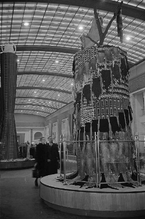 Messebesucher in der Ausstellungshalle der Sowjetunion, Präsentation von Pelzen