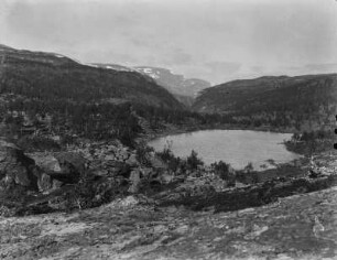 Bergtal : Blick über ein Tal im Gebirge mit See