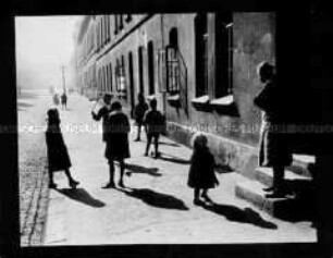 Kinder der Fannystraße (Werkswohnungen der Weberei)