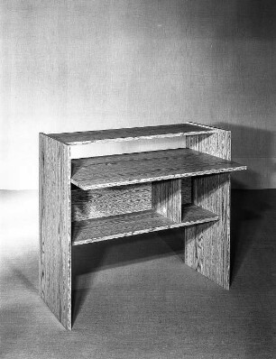 Regal mit Arbeitsplatte : Berlin. VEB Möbelkombinat Berlin (MKB). Hausmesse, 1986. Regal mit Arbeitsplatte. Holz, folienbeschichtet in Eichenholzoptik (1986; VEB Möbelkombinat Berlin (MKB))