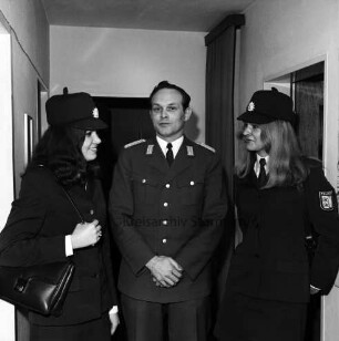 Polizeiinspektion Bad Oldesloe: Vorstellung der neuen Politessen für den Kreis, Ursula Mustin und Heidelore Knorr, durch den Leiter Polizeirat Gerd Friedrich