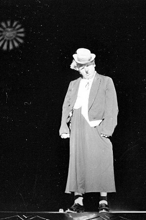 Wintergarten: Dücker; Musik. Clown (bläst auf Stock); groß