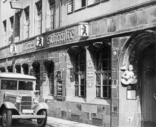 Szene aus dem Dokumentarfilm "Gaststätten in Dresden": Eingang zur Bärenschänke