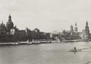 Dresden. Terrassenufer : Dresden, Blick von der Carolabrücke über die Elbe zum Terrassenufer und der Brühlschen Terrasse, Dampferanlegestelle, rechts Badeanstalt