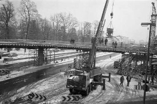 Bau einer Fußgängerbrücke über die Kriegsstraße in Höhe der Ritterstraße