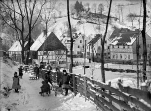 Kinder auf der alten Dorfstraße : v. re.: sog. Heyn-Bäck-Haus, daneben die Bäckerei Reinhard Heyne, danach Fleischerei Rudolf Teucher