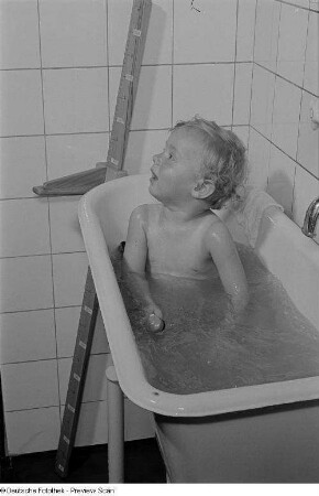 Kind beim Baden in der Badewanne