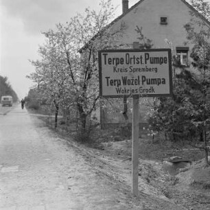 Ortseingansschild Terpe mit Fernwerkstrasse. Terpe ist Ortsteil von Schwarze Pumpe. : Wjesna tafla Terpje z dalokowobchadłowej trasu. Terpje je wjesny dźěl Čorneje Pumpy.