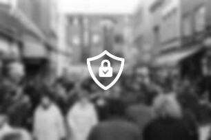 Verkaufsoffener Sonntag: Hindenburgstraße: zahlreiche Passanten, rechts Gardinen- und Bettwarengeschäft Meincke + [Name maskiert] Geschäft Jeans [Name maskiert] im Hintergrund Einmündung in Mühlenstraße, Kaufhaus Mohr: 8. März 1999