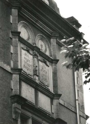 Dresden-Trachau. Alte Schule : Dresden-Trachau. Böttgerstraße 11. Alte Schule (1897/1899) (heute 56. Mittelschule). Hofansicht, Blindfenster (2. Obergeschoss) mit Spruchtafeln