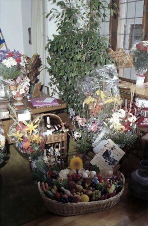 Freiburg: Rathaus, Geschenktisch mit Blumen