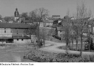 Blick auf ein Dorf mit Kirche (vermutlich Thüringen)