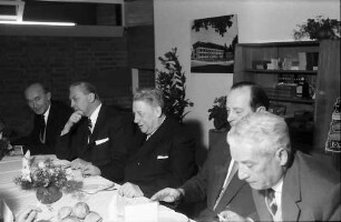 Freiburg: Landratsamt; Pressekonferenz mit Ministerpräsident Dr. Georg Kiesinger; am Tisch: Gießler, Kiesinger, Dichtel, Filbinger, Landrat Oswald
