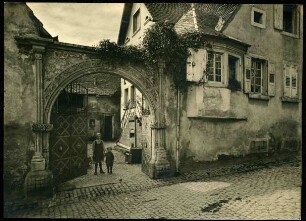 Haus nr. 17. Tor Scheitelstein mit Hausmarke, Polygoner Erker