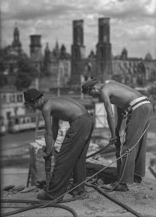 Dresden. Enttrümmerung der Innenstadt, Abbruch des Postscheckamtes I mit dem Preßlufthammer : Dresden, Postscheckamt, Abbrucharbeiten, 1951