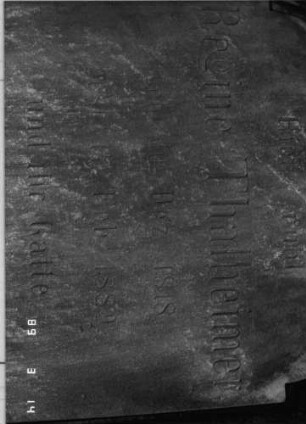 Grabstein 486 (Index: 100093043) Maße HxBxT: 240x103x37 cm Symbolik: Fächer, Verzierungen Besonderheit: Doppelgrab für Eheleute: Grabstein 486D