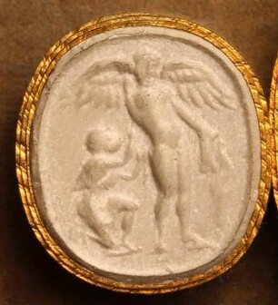 Dädalus passt Ikarus die künstlichen Flügel an (Daktyliothek, Das Alterthum nach Lippert und Visconti)