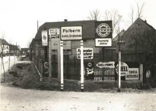 Verschandelung eines Dorfbildes durch Reklametafeln im Dorf Folbern bei Großenhain