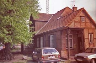 Bahnhofstraße (41): traufständiges Wohnhaus aus Fachwerk: Straßenfront mit Zwerchgiebel und vorgebautem Windfang: Giebelseite, seitlicher Anbau mit Eingangsloggia: Bäume