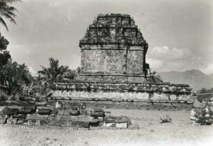 Indonesien, Java. Mendut bei Yogyakarta. Tjansi (Grabtempel) Mendut (8./9. Jh.). Gesamtansicht
