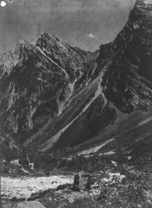 Gebirge : Blick vom Tal auf Berge