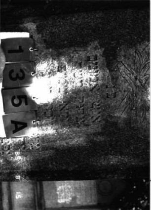 Grabstein 135 (Index: 100105313) Material: Granit Zustand: gut Maße HxBxT: 189x61x22 cm Beschreibung: Stele, Sockel, doppelt eingezogener Korbbogenabschluß Symbolik: Davidstern, gewundener Kranz aus Zweigen: Grabstein 135A