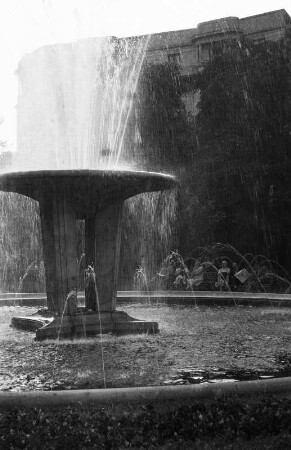 Reisefotos Rumänien. Grünanlage mit Brunnen (wahrscheinlich in Bukarest)