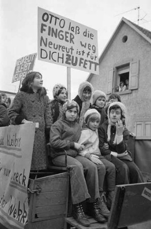 Demonstration der Bürgerinnen und Bürger von Neureut gegen die Eingemeindung von Neureut nach Karlsruhe