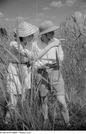 Renate Rössing mit einem Freund beim Filmen