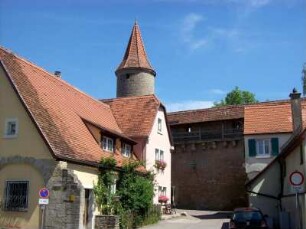Rothenburg ob der Tauber: Blick von der Spitalgasse zur Stadtmauer