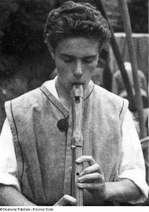 Christian Borchert, Flöte spielend