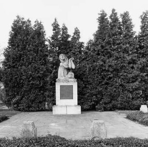 Gedenkstätte auf dem Friedhof am westlichen Ortsrand; Butzbach, Brunnengasse 29