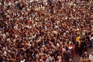 Freiburg: Menschenmenge auf dem Münsterplatz; vom Balkon des Kaufhauses