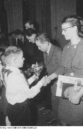 Jugendweihen, 1961 / 1963 & Dresden, Jugendstunde bei der Stadtleitung der Sozialistischen Einheitspartei Deutschlands (SED), im VEB Sachsenwerk Niedersedlitz, am Dresdner Stadtmodell, am Landgericht, mit Heinz Bausch, u.a., 1961 / 1963