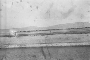 Blick auf Sues : Blick vom Schiff aus auf die Stadt Sues sowie angrenzende Landschaft