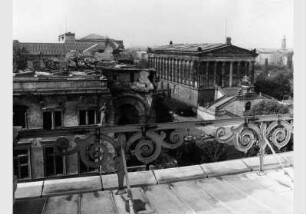 Blick vom Dach des Alten Museums auf den zerstörten Übergang und die zerstörte Fassade des Neuen Museums