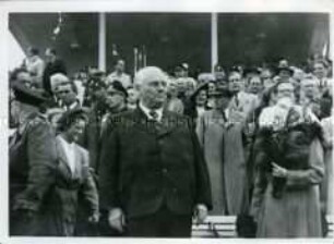 Wilhelm Pieck bei einer Veranstaltung (im Walter-Ulbricht-Stadion?)