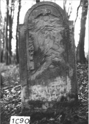 Grabstein 1090 (Index: 99899742) Material: Sandstein Zustand: völlig verwittert Maße HxBxT: 130x59x13 cm Beschreibung: Stele mit eingezogenem Rundbogenabschluss Besonderheit: vermutete Identifizierung nach Gräberverzeichnis: Grabstein 1090